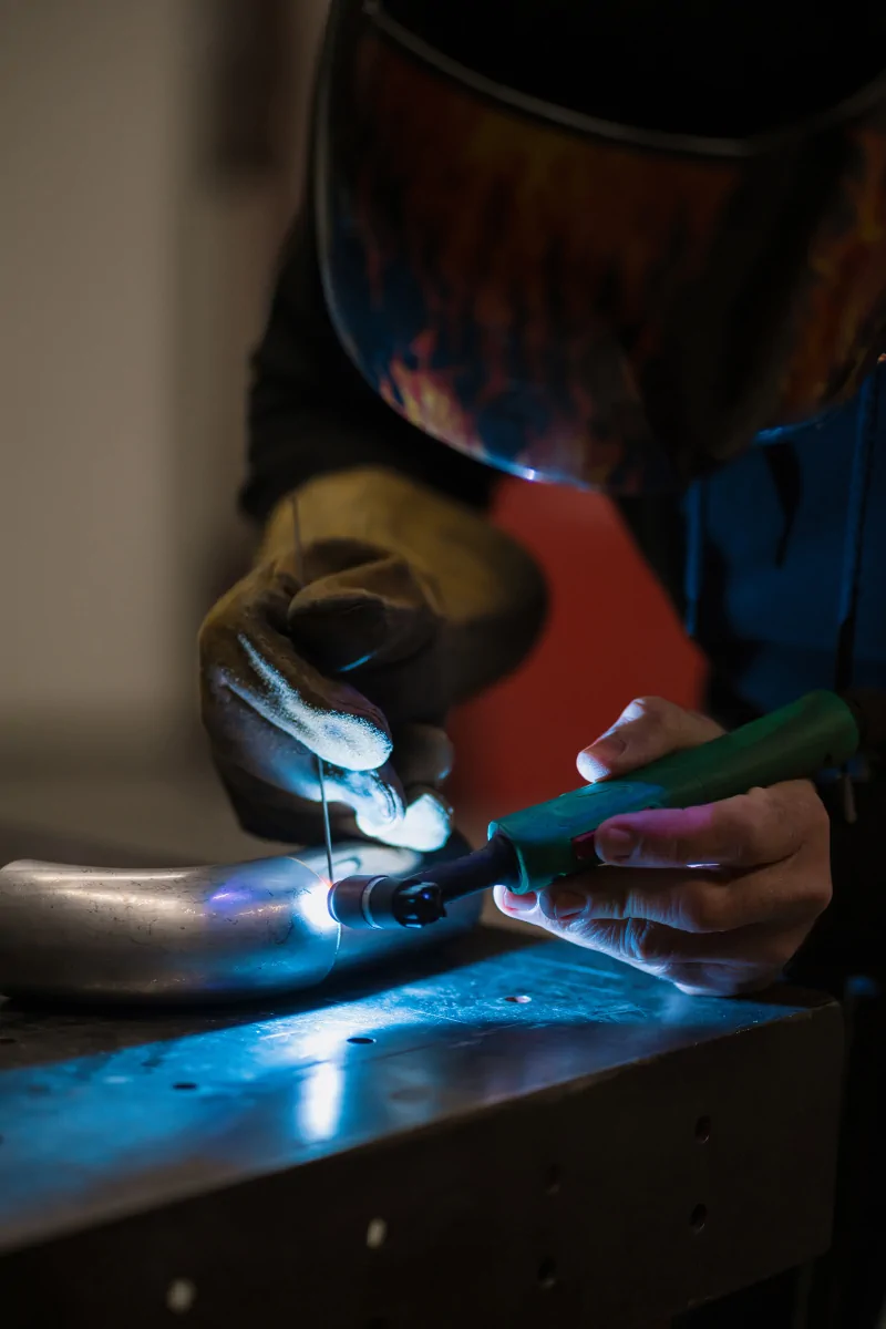 Proces spawania detali metalowych w hali przemysłowej przy użyciu metod MIG/MAG Proces spawania detali metalowych w hali przemysłowej przy użyciu metod MIG/MAG