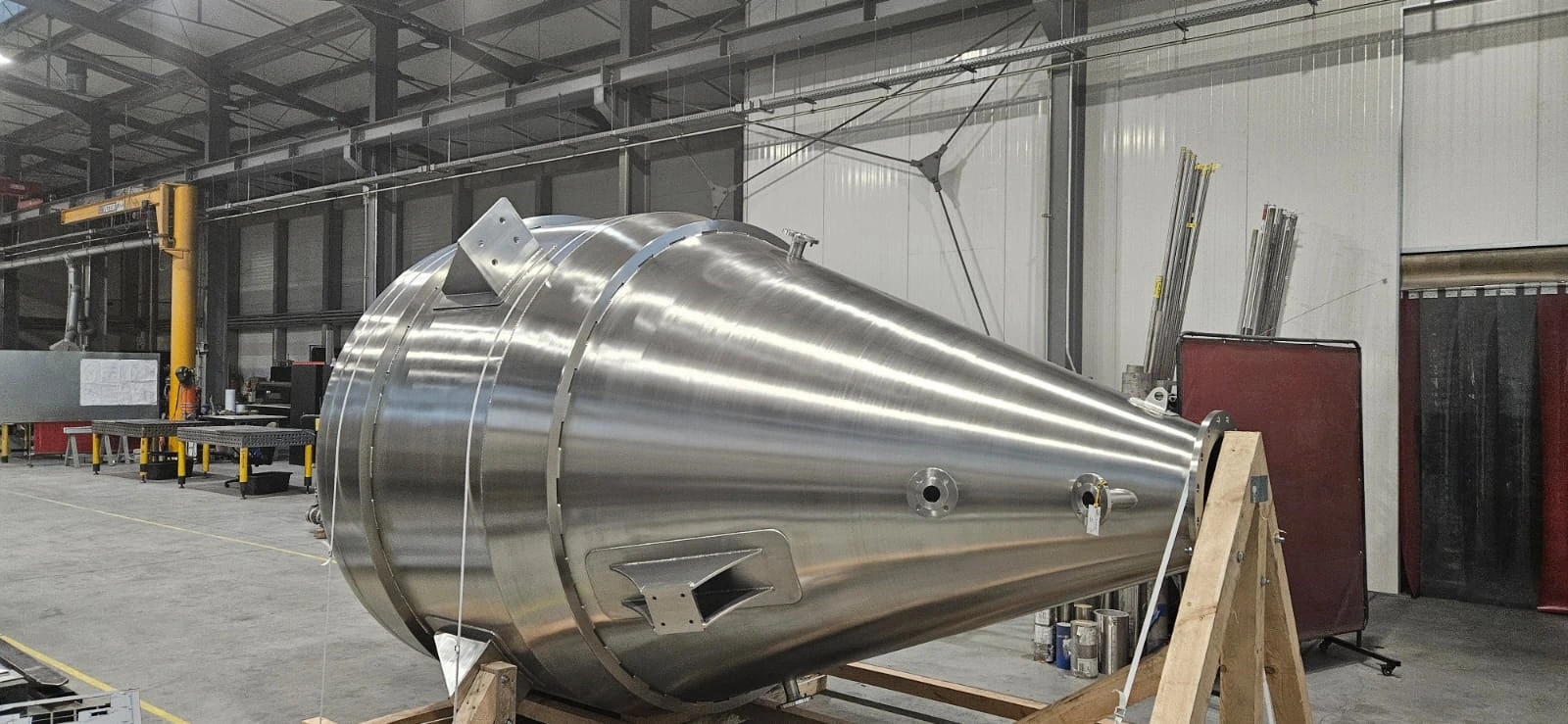 Instalacja przemysłowego zbiornika procesowego inox w hali technologicznej