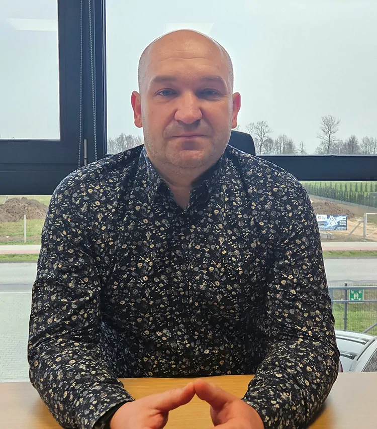 Łukasz Marcin, członek zarządu, w biurze.